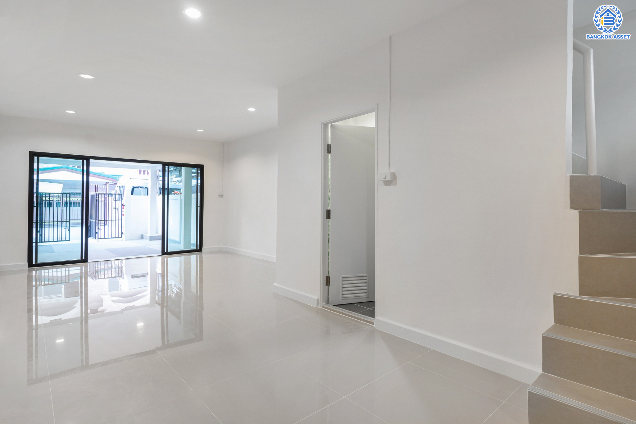 บ้านมือสองตกแต่งใหม่ ม.เกษราวิลล์ บางกรวย-ไทรน้อย ทาวน์เฮ้าส์ 2 ชั้น เนื้อที่ 16 ตร.ว. ฟังก์ชัน 2 ห้องนอน 2 ห้องน้ำ 1 ที่จอดรถ พร้อมเข้าอยู่ เดินทางสะดวก เข้า-ออกได้หลายเส้นทาง ทั้ง ถ.ราชพฤกษ์ และ ถ.ติวานนท์ ใกล้ทางด่วน "ศรีรัช" และรถไฟฟ้า "สถานีแยกติวานนท์"